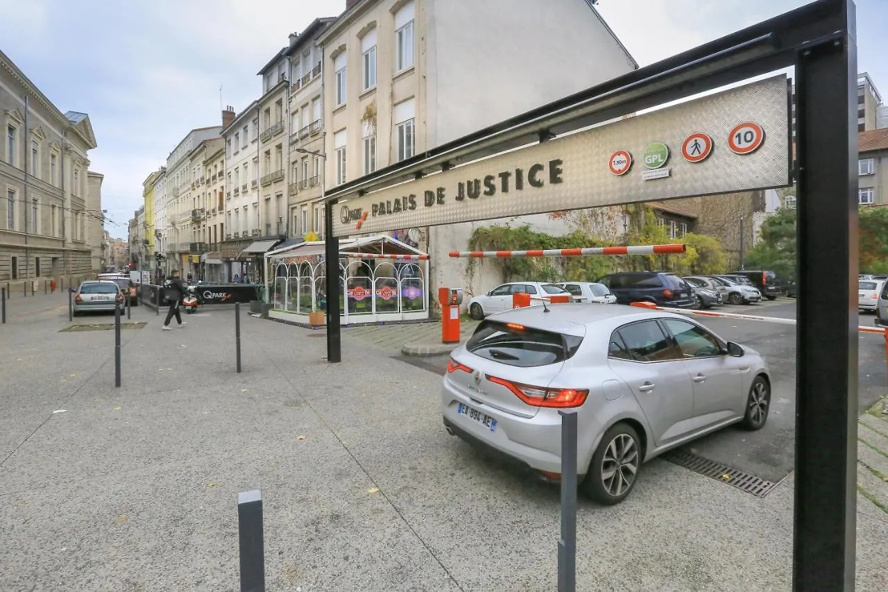 La Jungle, T5 Hypercentre Chic Et Cosy, Wifi, Netflix Par Sovalfi Apartment Saint-Etienne  France